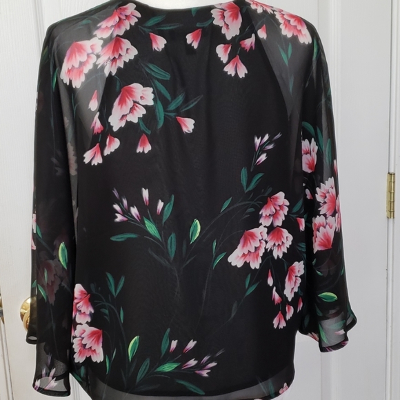Express top with Cape sleeves, black with flowers, medium - Picture 2 of 6
